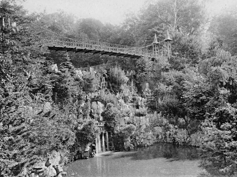 Hängebrücke und Wasserfall im Donners Park um 1900