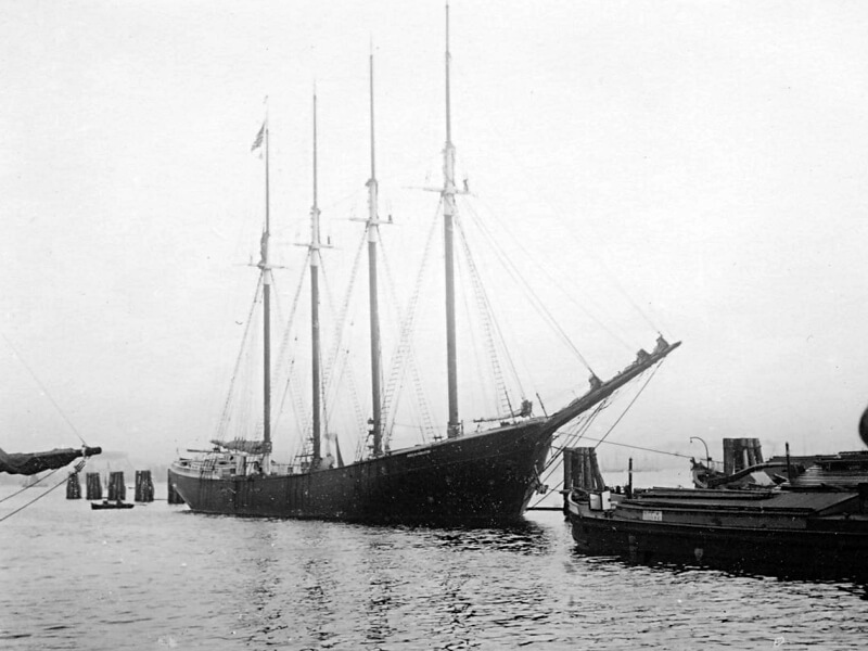 Neumühler Hafen im Winter 1920