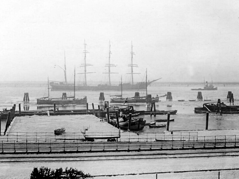 Neumühler Hafen im Winter 1920