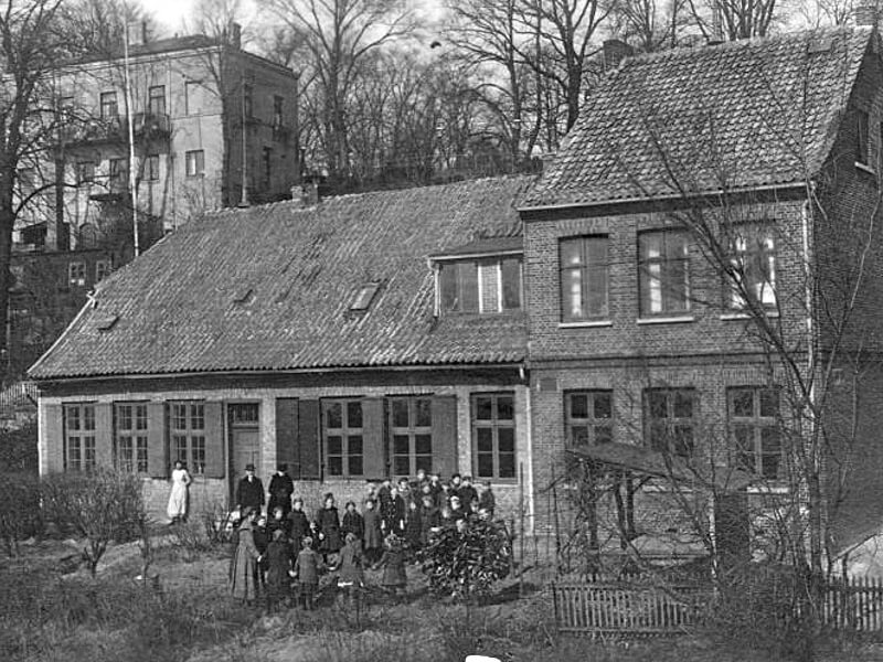 Schulgebäude am Övelgönner Schulberg um 1890