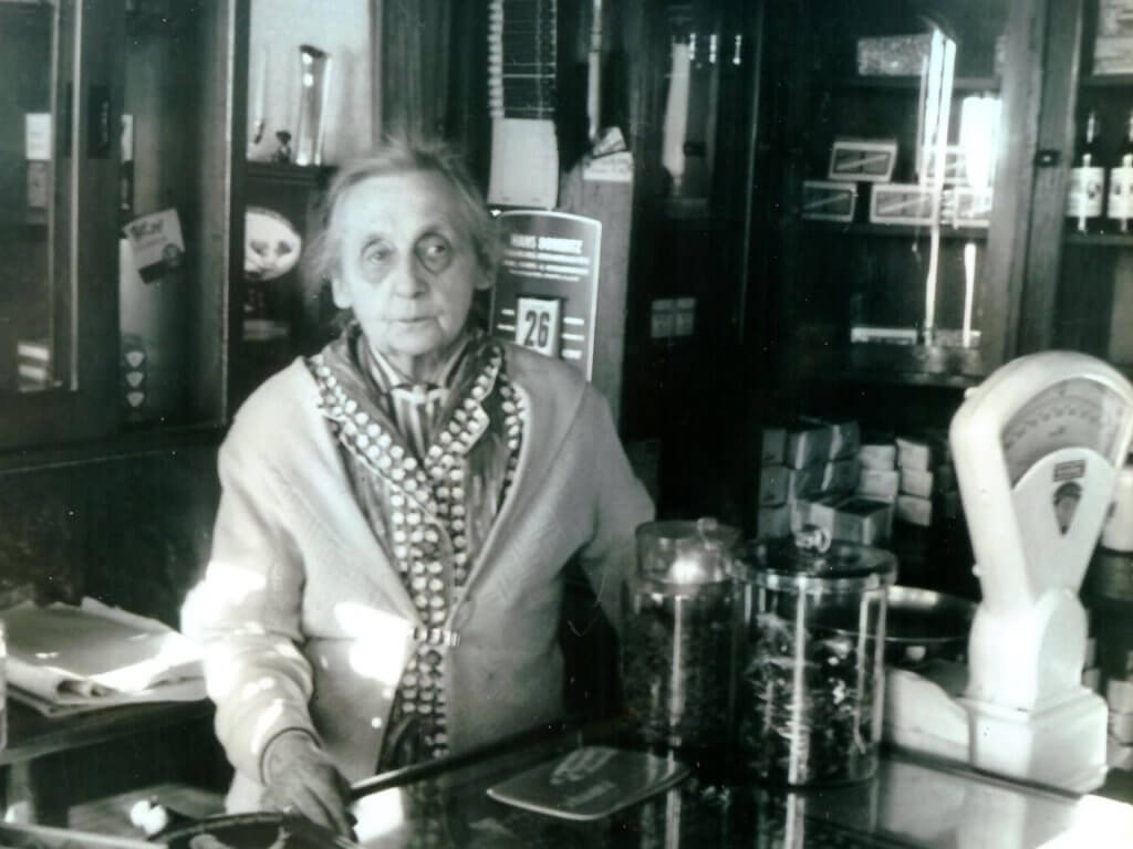 Frieda Hauschilt in ihrem kleinen Krämerladen