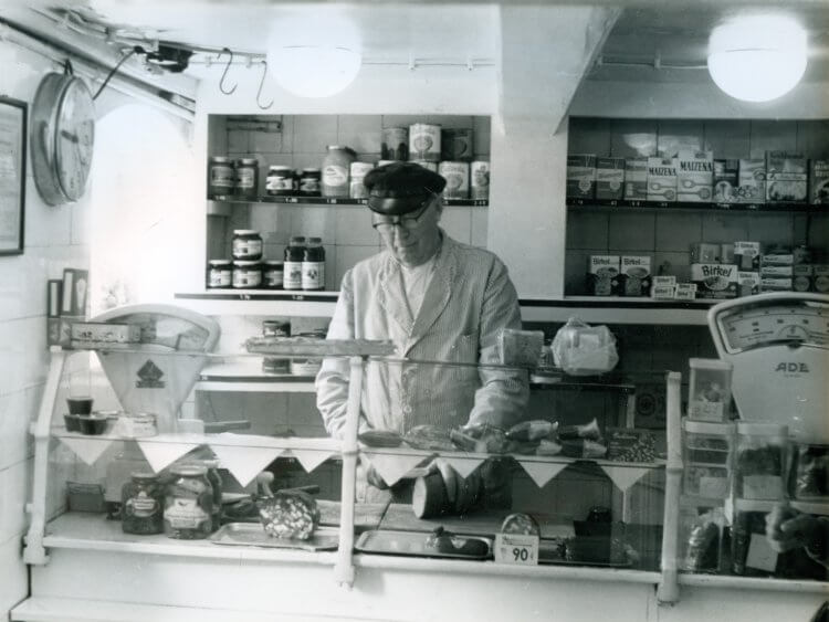 Hermann Schulz in seinem Meiereigeschäft in Övelgönne 5. Aufgenommen um 1960