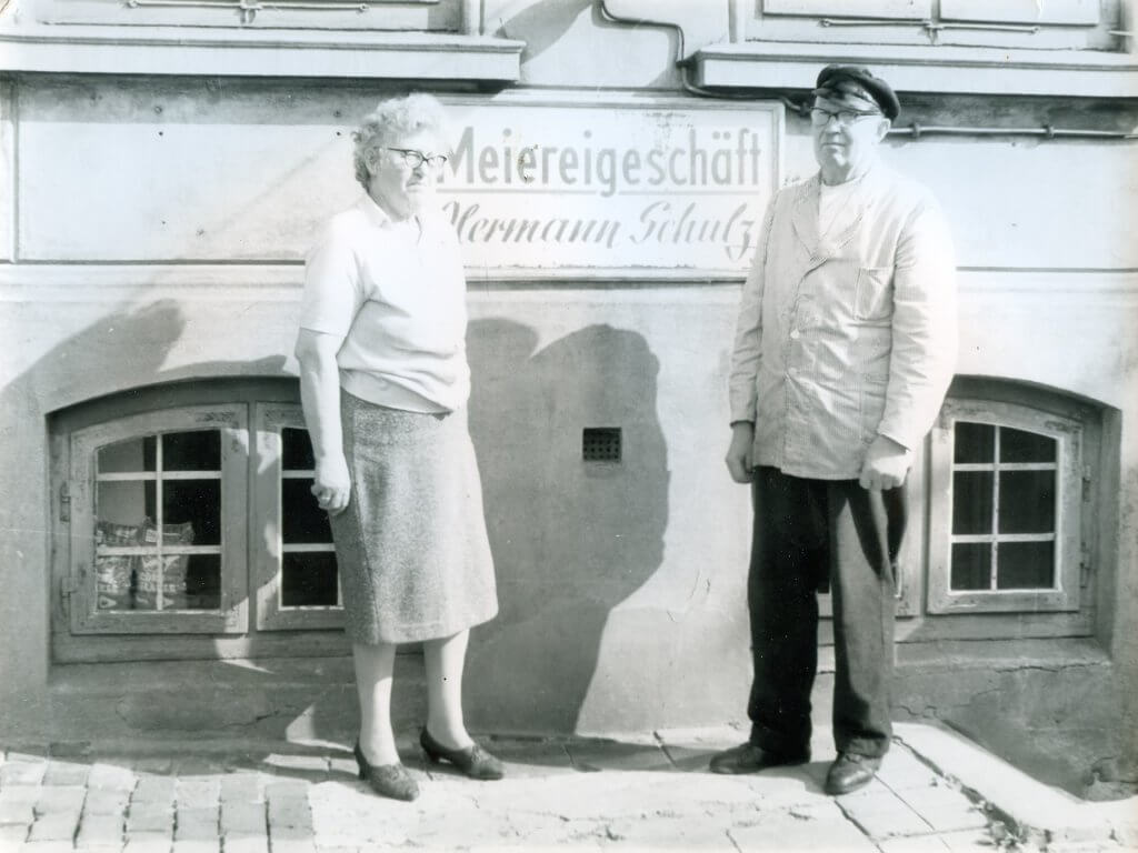 Hermann Schulz mit Frau vor seinem Meiereigeschäft in Övelgönne 5